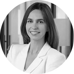 Laura Lariu bw circle